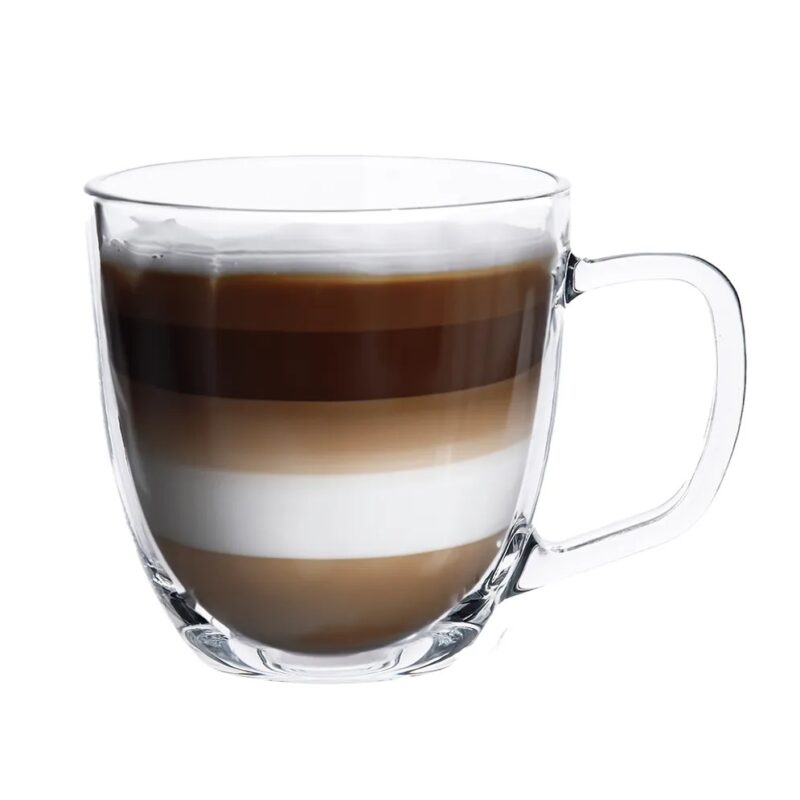 Kawa mocha w szklance z przeźroczystego szkła na białym tle, trzy warstwy napoju: mleko, kawa espresso, i pianka, idealny dla miłośników kawy, elegancki i smakowity napój.