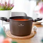 Garnki domowe Valdinox na blacie kuchennym, gotujące się zupę, aranżacja w stylu domowym, idealne do codziennego użytku, nowoczesny design, wysoka jakość i funkcjonalność.