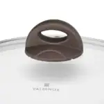 Stalowa rączka do garnka z uchwytem, wytrzymała na wysokie temperatury, minimalistyczny design, kompatybilna z nowoczesnymi naczyniami kuchennymi, producent Valdinox.