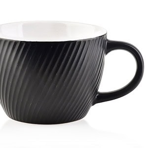 Czarna ceramiczna filiżanka z pionowymi żłobieniami, elegancki design, idealna do kawy lub herbaty, dekoracyjny element stołu, idealna do domu i biura.