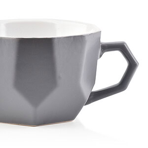 Ceramiczny kubek w szarym kolorze z geometrycznym wzorem, idealny do kawy lub herbaty, ozdobny i funkcjonalny dodatek do domu na co dzień.