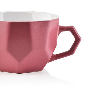 Czarek ceramiczny różowy z geometrycznym uchem, idealny do kawy lub herbaty, elegancki design, element dekoracyjny do domu, wysokiej jakości produkt Domowy Zakątek.