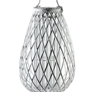 Metalowa latarnia ogrodowa, dekoracja z białego metalu, idealna do wnętrz i na taras, romantyczny akcent, styl shabby chic, romantyczny dodatek do domu, lampion na świeczkę, ogrodowa ozdoba, rustykalny design, klimat wiejskiego domu, vintage inspiracja.