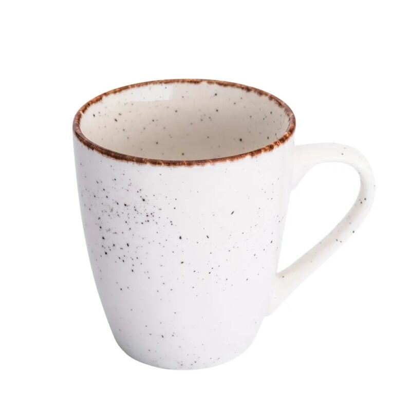 Biała ceramiczna kubek z brązową obwódką i czarnymi plamkami, design rustic, idealny do kawy, herbaty i napojów, dekoracyjna zastawa stołowa, Domowy Zakątek.