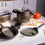 F workshop domowy zestaw garnków i patelni Valdinox na kuchennym blacie.