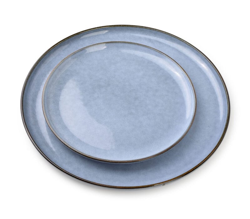 Błękitne talerze ceramiczne na biały tło, zestaw obiadowy, minimalistyczny design, wysokiej jakości zastawa stołowa, idealne na codzienne i świąteczne posiłki.