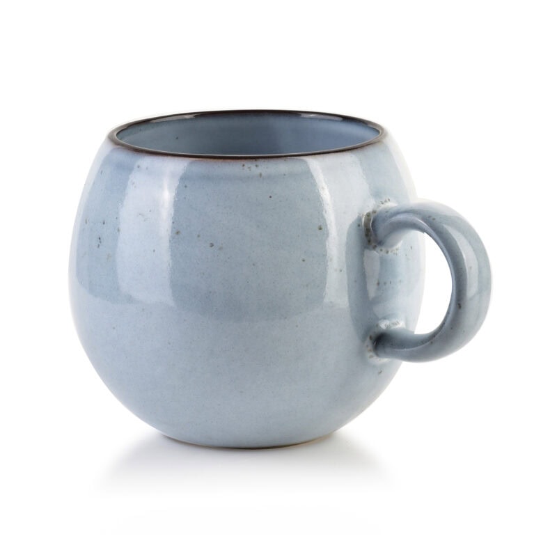 Ceramiczny kubek w pastelowym odcieniu niebieskiego, idealny do kawy lub herbaty, w stylu vintage.