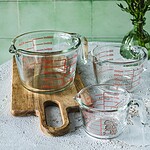 Butelki miarowe do kuchni i pieczenia, szkło bezpieczne, praktyczne akcesoria kuchenne, przezroczyste kubki z miarkami, funkcjonalne naczynia żaroodporne, zestaw do odmierzania składników, idealne do gotowania i pieczenia, domowe akcesoria kuchenne, wysokiej jakości szkło, wyposażenie kuchni, Domowy Zakątek.