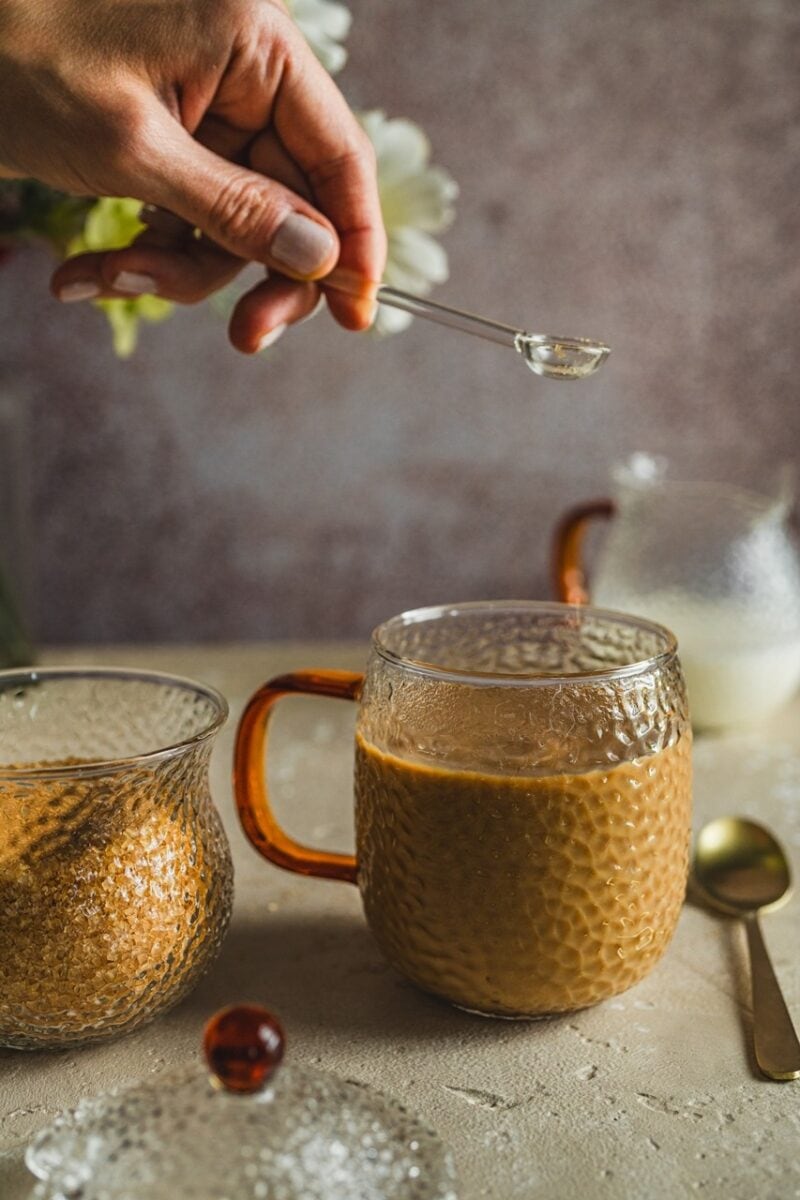 Naturalne krople olejku eterycznego do aromaterapii używane do relaksu i zdrowia w domu.