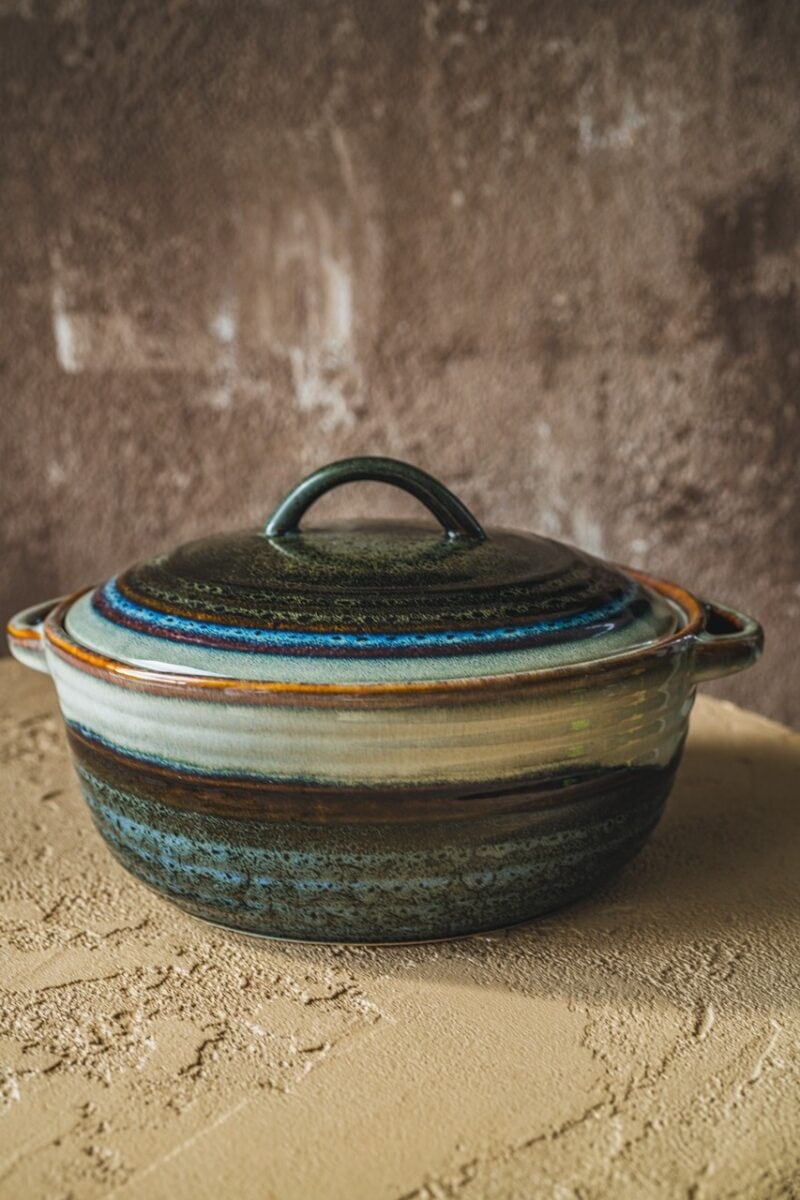Wyjątkowa ceramiczna brytfanna z pokrywką, ręcznie wykonaną, w naturalnych odcieniach brązu i niebieskiego, idealna do pieczenia i serwowania potraw, stylowa dekoracja domu kuchni.