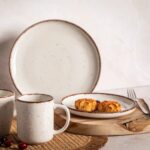 Elegancka zastawa do kawy i herbaty, ceramika z naturalnym stylu, idealna na codzienne picie i deser, ręcznie wykonana, w neutralnych kolorach, dostępna w sklepie Domowy Zakątek.