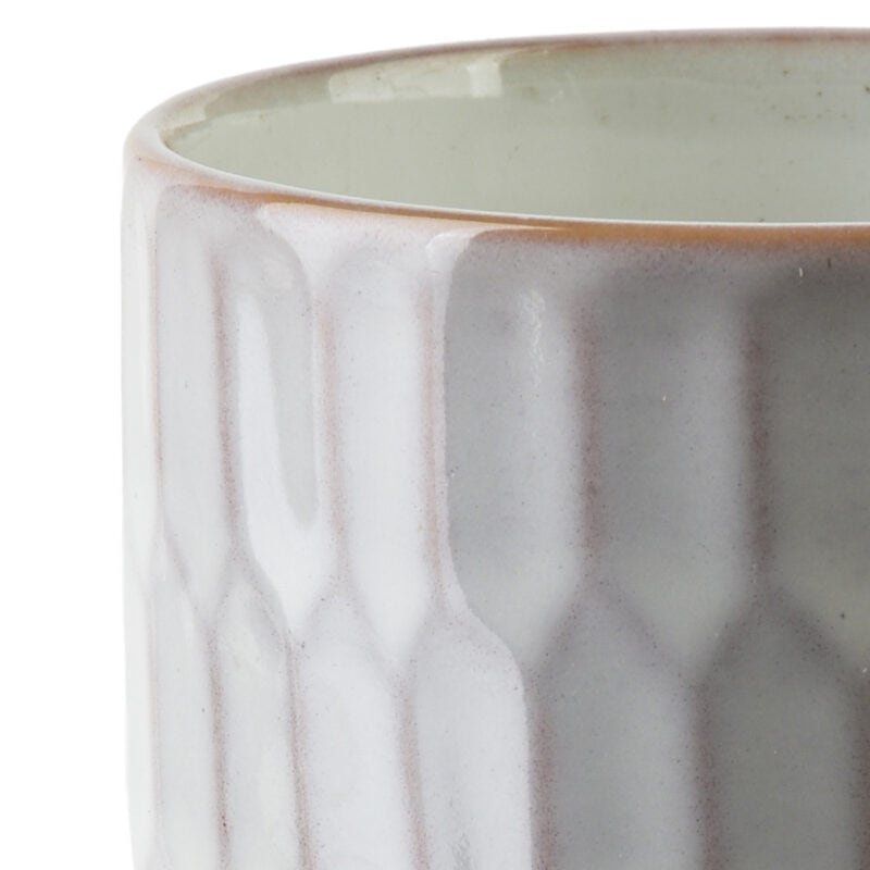 Ceramiczny kubek w stylu minimalistycznym z delikatnym zdobieniem, idealny do kawy lub herbaty, ręcznie wykonany, w neutralnych odcieniach beżu i szarości.