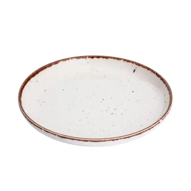 - pękata ceramiczna patera na ciasto lub przekąski, dekoracyjny talerz, nowoczesne wnętrza, kolekcja Domowy Zakątek, ręcznie wykonana, biało-brązowa z drobnymi czarnymi kropeczkami.