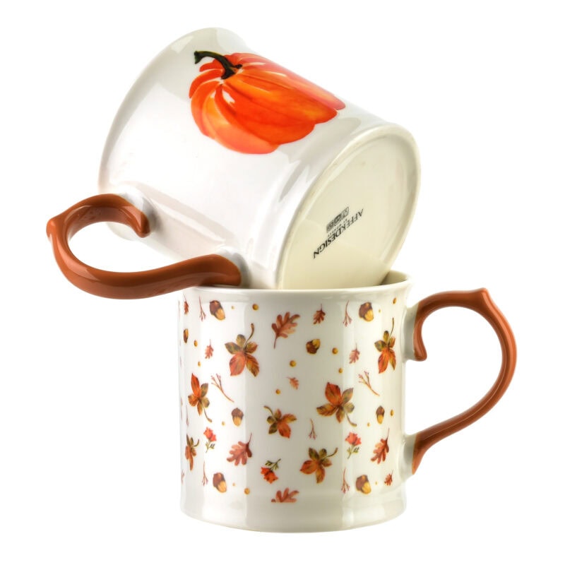 Kolorowe ceramiczne kubki z motywem jesiennych liści na tle białego tła, idealne na codzienne napoje w domu lub do tworzenia przytulnej atmosfery.
