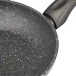 Niebeska patelnia z powłoką non-stick z efektami marmuru w czarnym kolorze, idealna do gotowania i smażenia na co dzień.