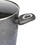 Metalowa średnica garnka w stylu marmurkowym z ciemnym uchwytem i pokrywką, idealna do gotowania i przygotowywania posiłków w domu, wysokiej jakości naczynie kuchenne od Domowy Zakątek.