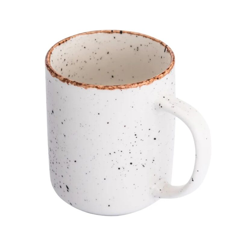 Ceramiczny kubek z czarnymi plamami, biała glina, minimalistyczny design, idealny do kawy lub herbaty, ręcznie wykonany, nowoczesny element wyposażenia kuchni i domu.