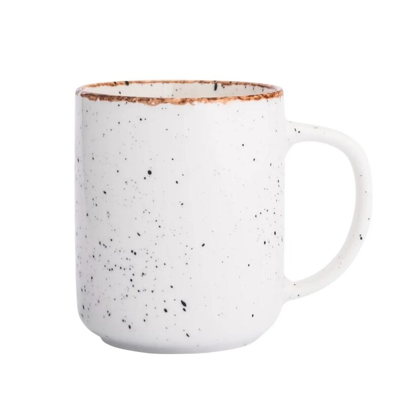 Ceramiczny kubek w stylu skandynawskim z odcieniami bieli i czerni, idealny na kawę lub herbatę. Funkcjonalny i estetyczny dodatek do domowej zastawy, wyprodukowany przez Domowy Zakątek.